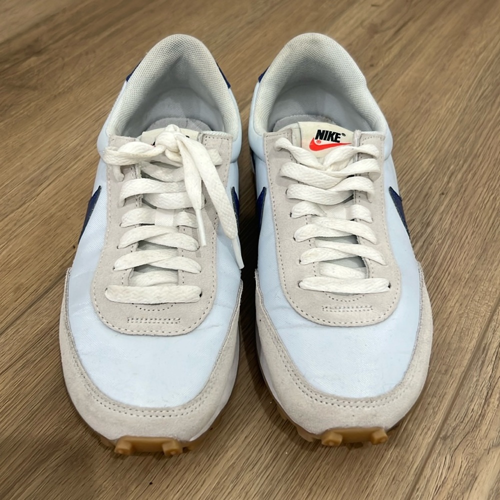 Women’s size 6
Nike